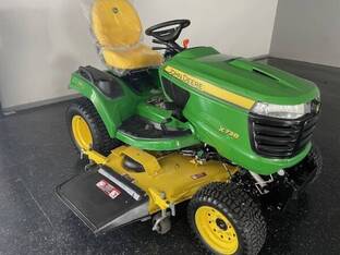 2017 John Deere X738
