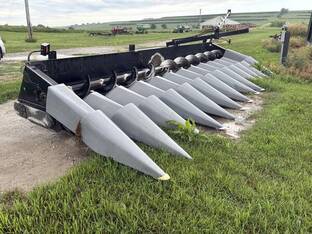 1998 Gleaner HUGGER 838