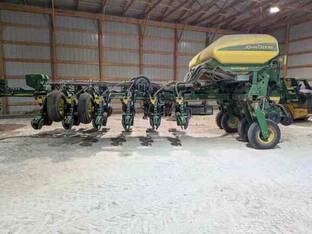 2015 John Deere 1775NT
