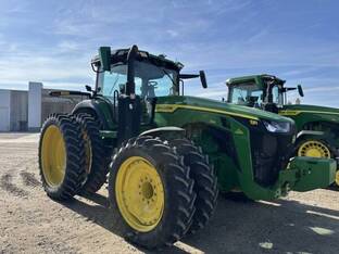 2022 John Deere 8R 230