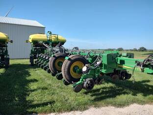2017 John Deere 1775NT