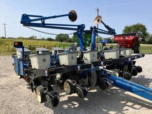 2000 Kinze 2210