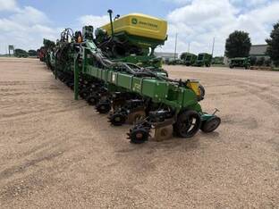 2022 John Deere 1725 CCS