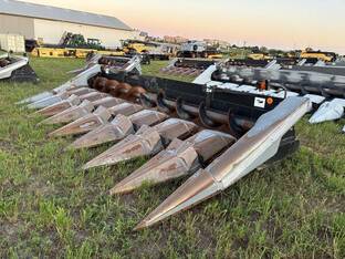 1989 Gleaner HUGGER 830