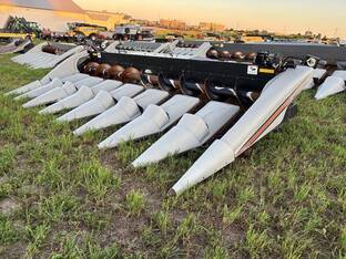 2002 Gleaner HUGGER 830