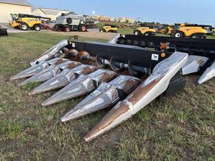 1998 Gleaner HUGGER 630