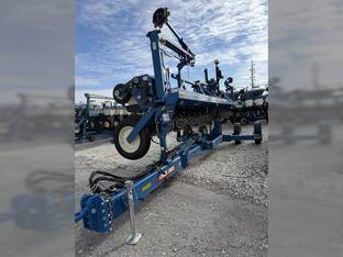 2023 Kinze 3605