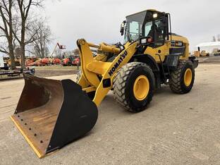 2017 Komatsu WA320-8