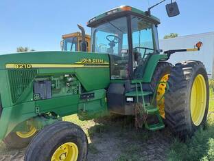 2000 John Deere 8210