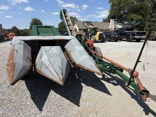 New Idea AGCO 324 Corn Picker