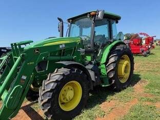 2017 John Deere 6135E