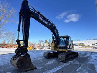 2017 John Deere 245G LC