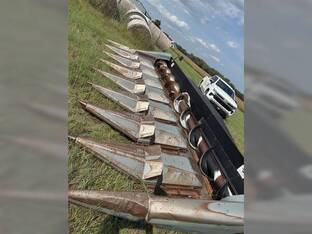 1998 Gleaner HUGGER 830