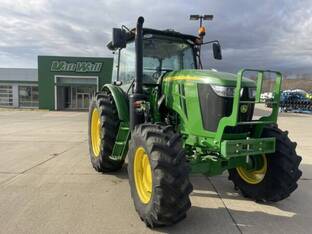 2022 John Deere 6135E Cab