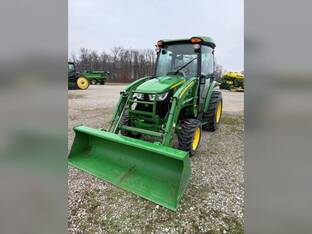2017 John Deere 3046R