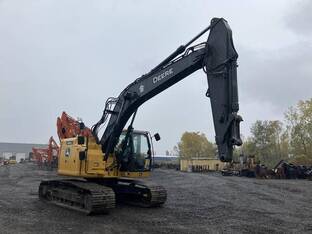 2022 John Deere 245G LC