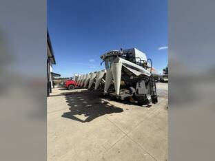 2015 Gleaner 3000-R8