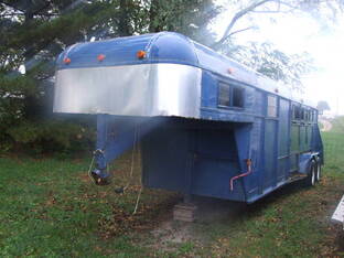 Gooseneck livestock trailer
