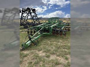 2010 John Deere 2700