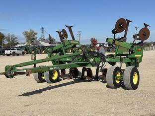 2005 John Deere 2100