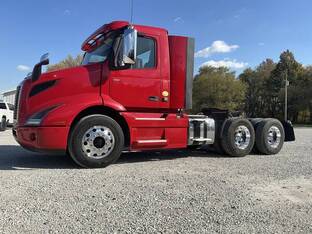 2021 Volvo VNR64T300