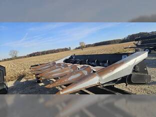 1990 Gleaner HUGGER 630