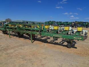 John Deere 12 Row Dry Insecticide Rig