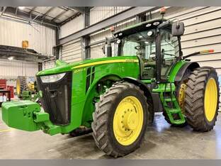 2011 John Deere 8260R