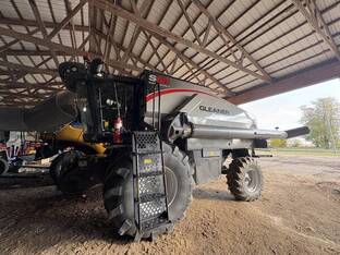 2015 Gleaner S68