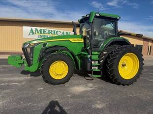 2022 John Deere 8R 230