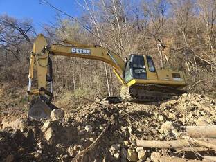 2005 John Deere 230 LC