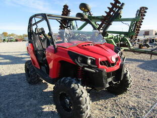 2017 can-am 800 COMMANDER