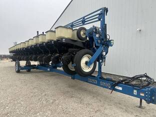 1999 Kinze 2600