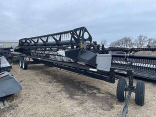 2005 Gleaner 8000