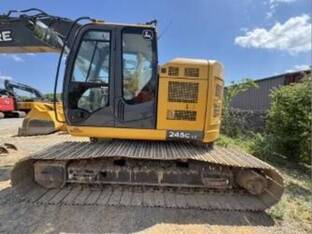 2020 John Deere 245G LC