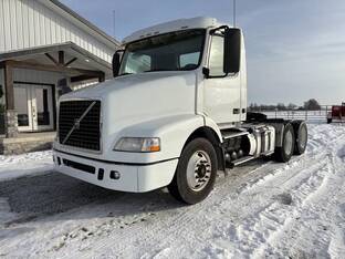 2016 Volvo VNM64T200
