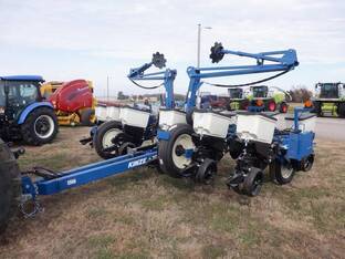 2025 Kinze 3205