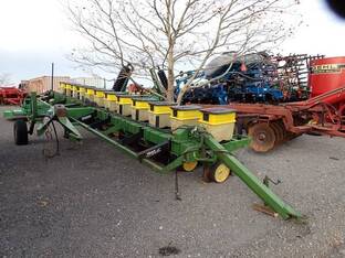 JD 7000 PLANTER