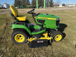 2022 John Deere X738