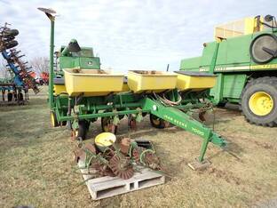 JD 7000 PLANTER