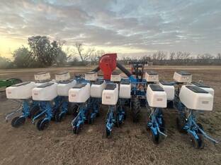 2024 Monosem NG+4 twin row planter