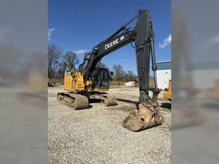 2019 John Deere 245G LC