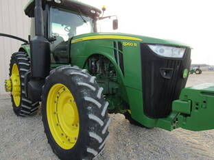 2011 John Deere 8260R