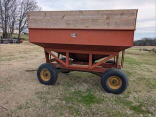 USED EQUIPMENT J&M GRAVITY WAGON