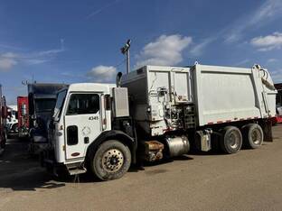 2015 Peterbilt 320