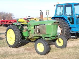 John Deere 3010