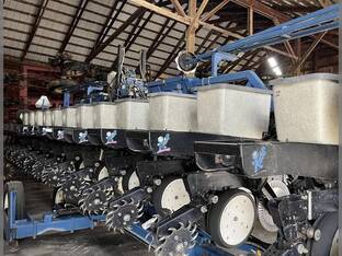 1997 Kinze 2600