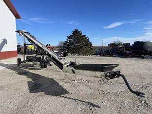 Universal 1537 SELF-PROPELLED FIELD LOADER GAS SD