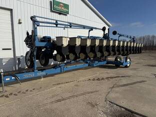 1999 Kinze 2600