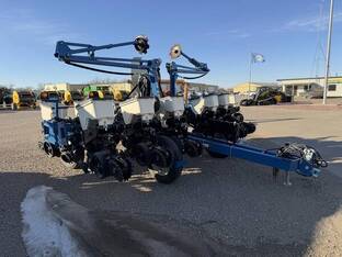 2022 Kinze 3205